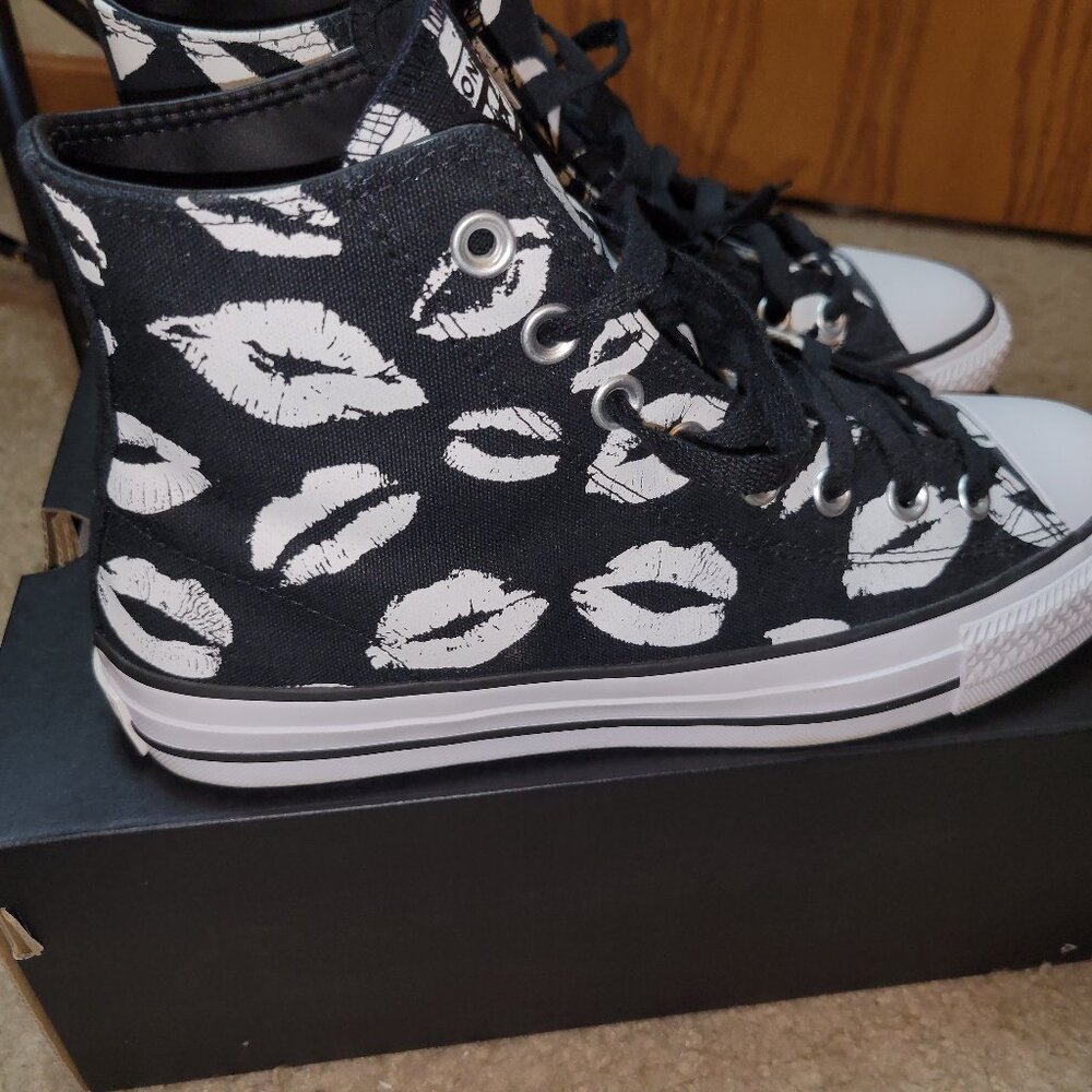Lip print converse